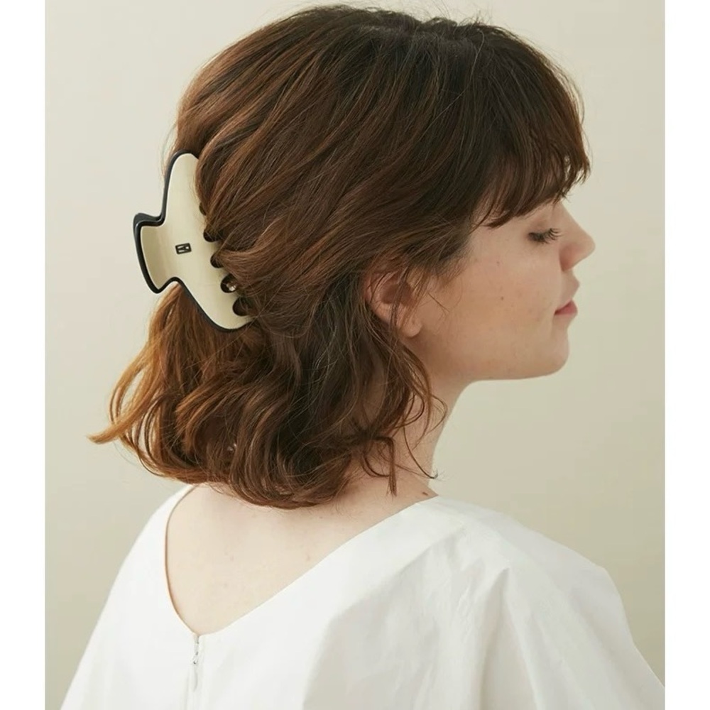 ALEXANDRE DE PARIS 
AMBASSADRICE Cream and Black Hair Clip